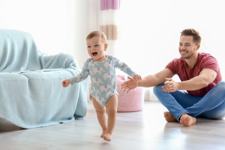 Image de :Comment aider bébé à débuter la marche?