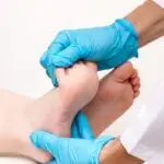 Prévenir les maux de pieds des enfants