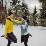 Étirements à faire avant et après le ski : les conseils d’un podiatre