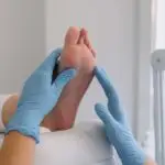 Douleurs aux pieds : Quand faut-il consulter un podiatre ?