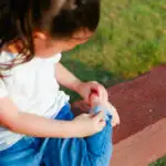Petits bobos d’été : comment protéger les pieds de vos enfants